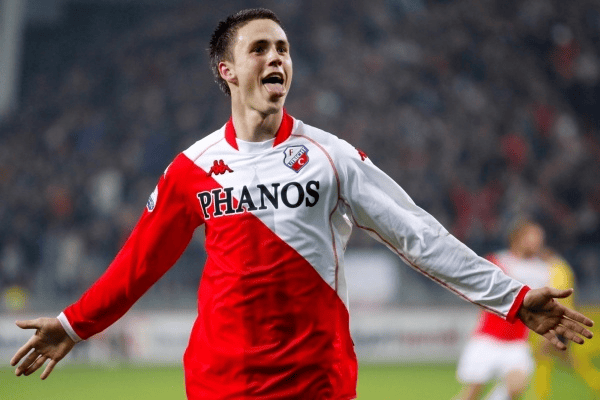 包含荷甲赛后再迎强敌；费耶诺德绝杀压哨；主帅态度——更衣室稳定；阵容厚度经受考验的词条