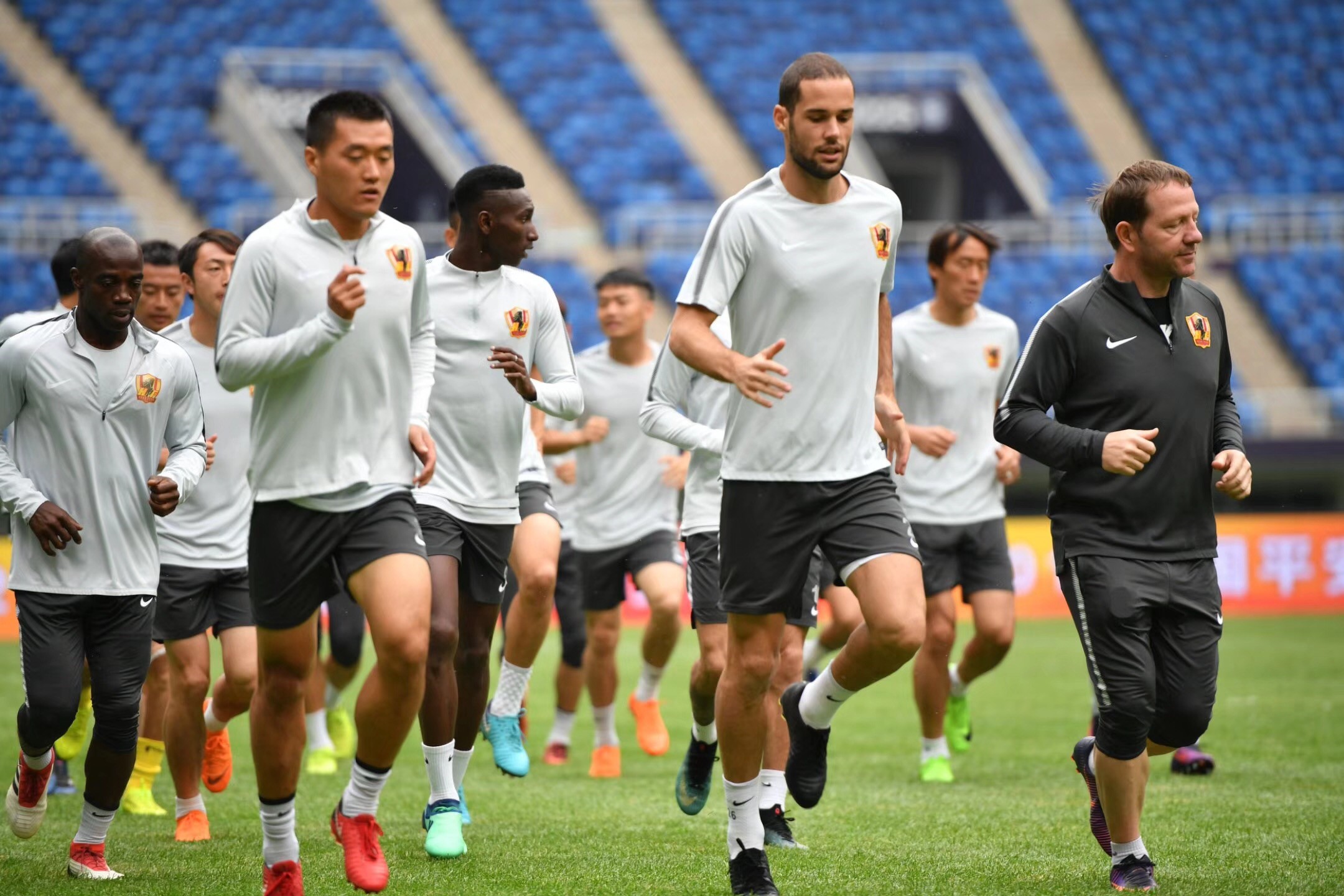 冲刺阶段上海久事远射贴柱:欧联节点到来,压力陡增,赛程密集仍需轮换 冲刺阶段上海久事远射贴柱:欧联节点到来,压力陡增,赛程密集仍需轮换